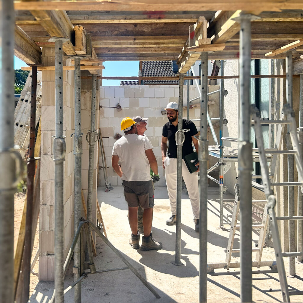 Bauleiter im Gespräch auf einer Baustelle während der Bauausführung